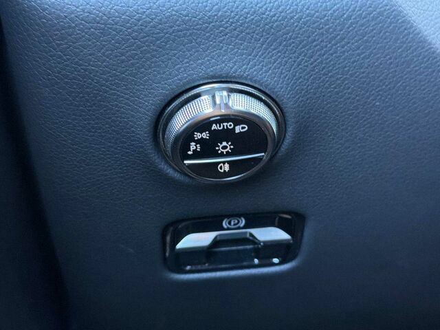 Used 2025 Mercedes-Benz GLC 350e 4MATIC image 35