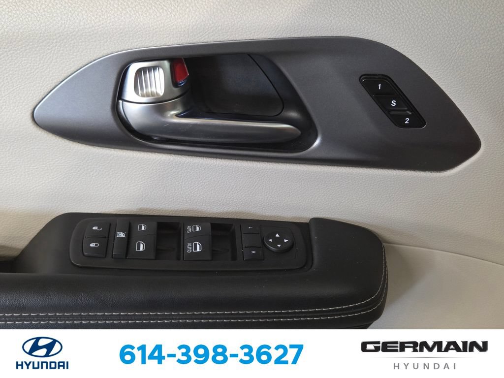 Used 2023 Chrysler Pacifica Touring-L FWD image 26