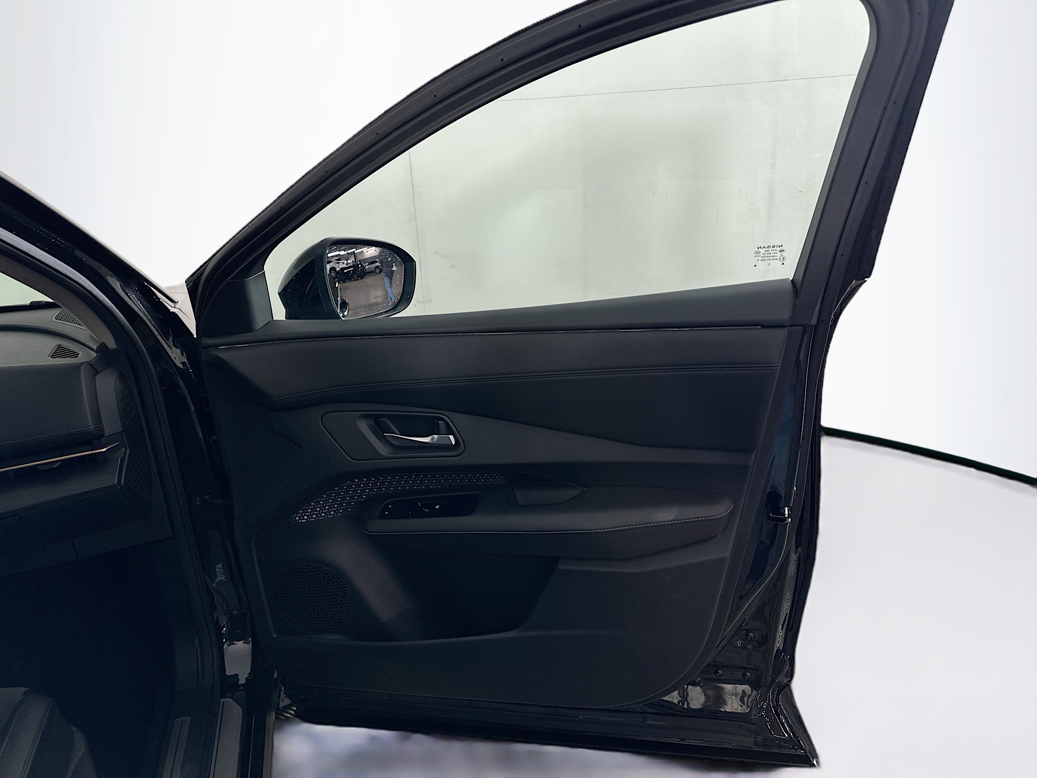 Used 2023 Nissan Ariya AWD image 31