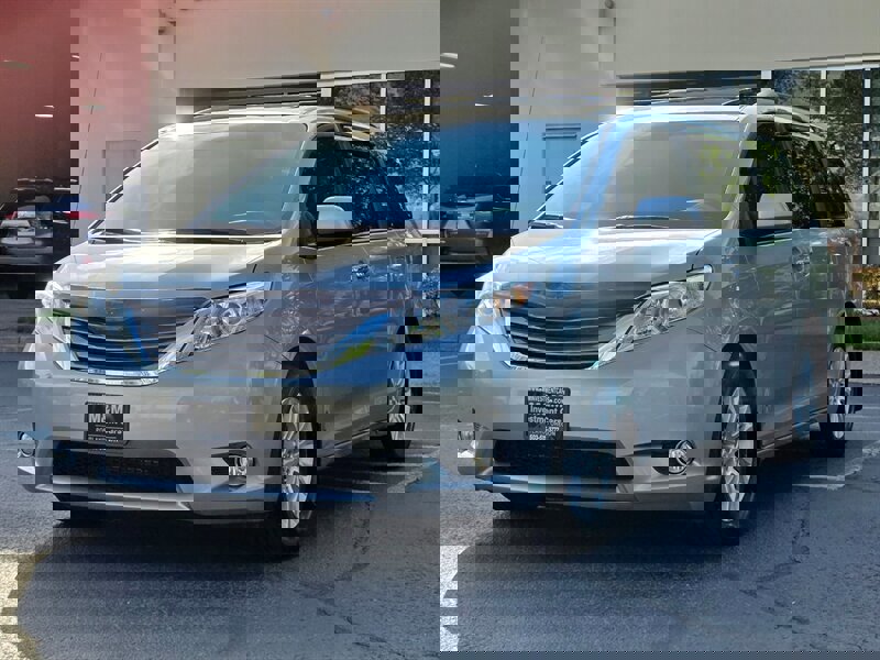 Used 2014 Toyota Sienna XLE image 1