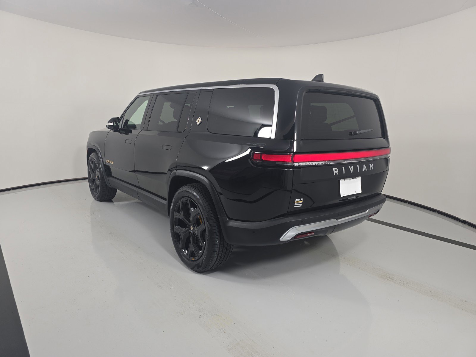 Used 2023 Rivian R1S Adventure image 3