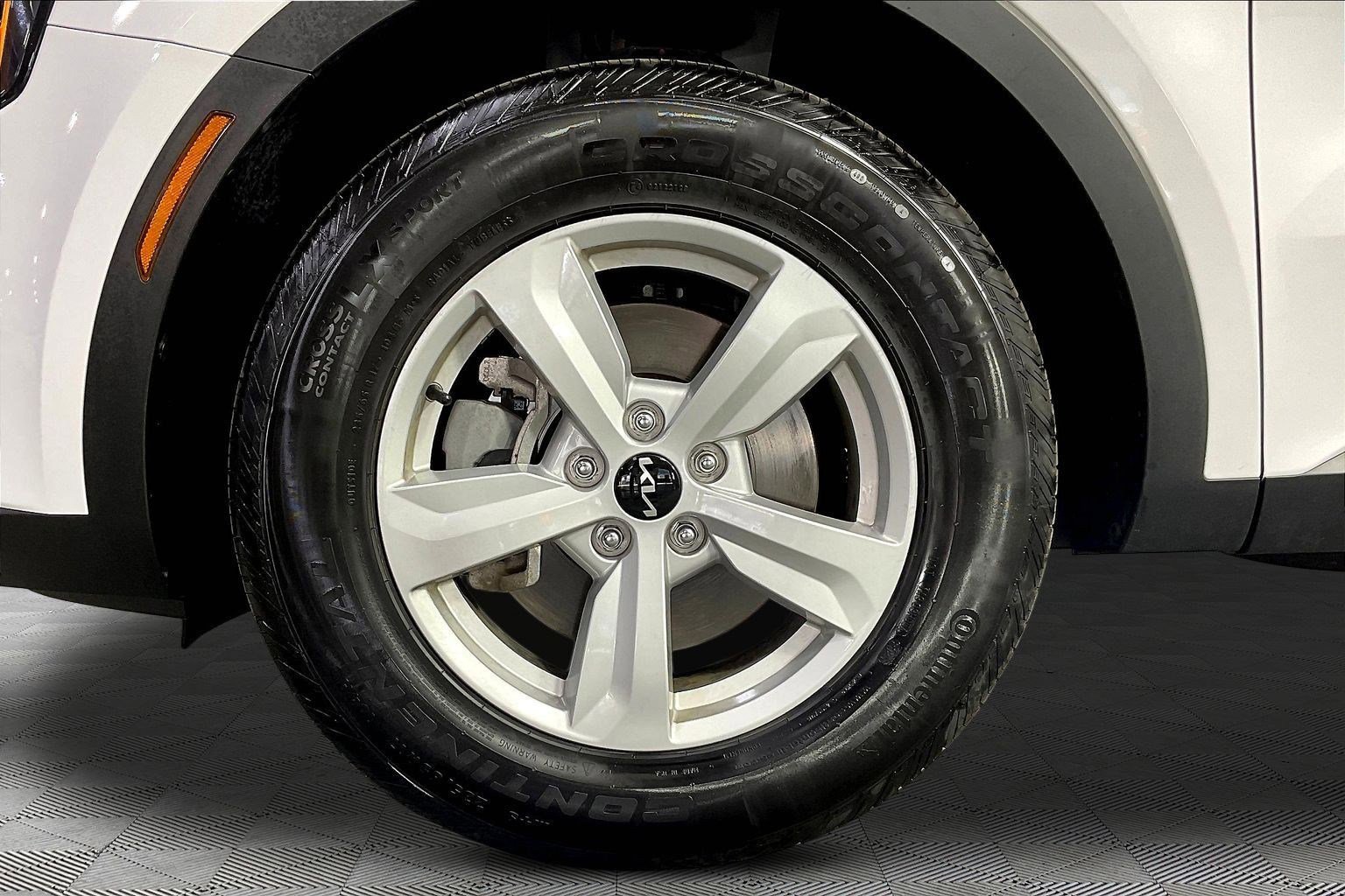 Certified 2025 Kia Sorento LX FWD image 34