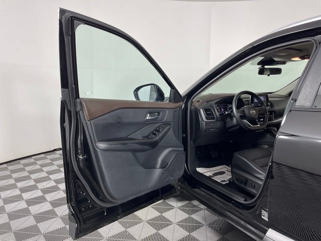 Used 2023 Nissan Rogue SV w/ SV Premium B Package FWD image 17