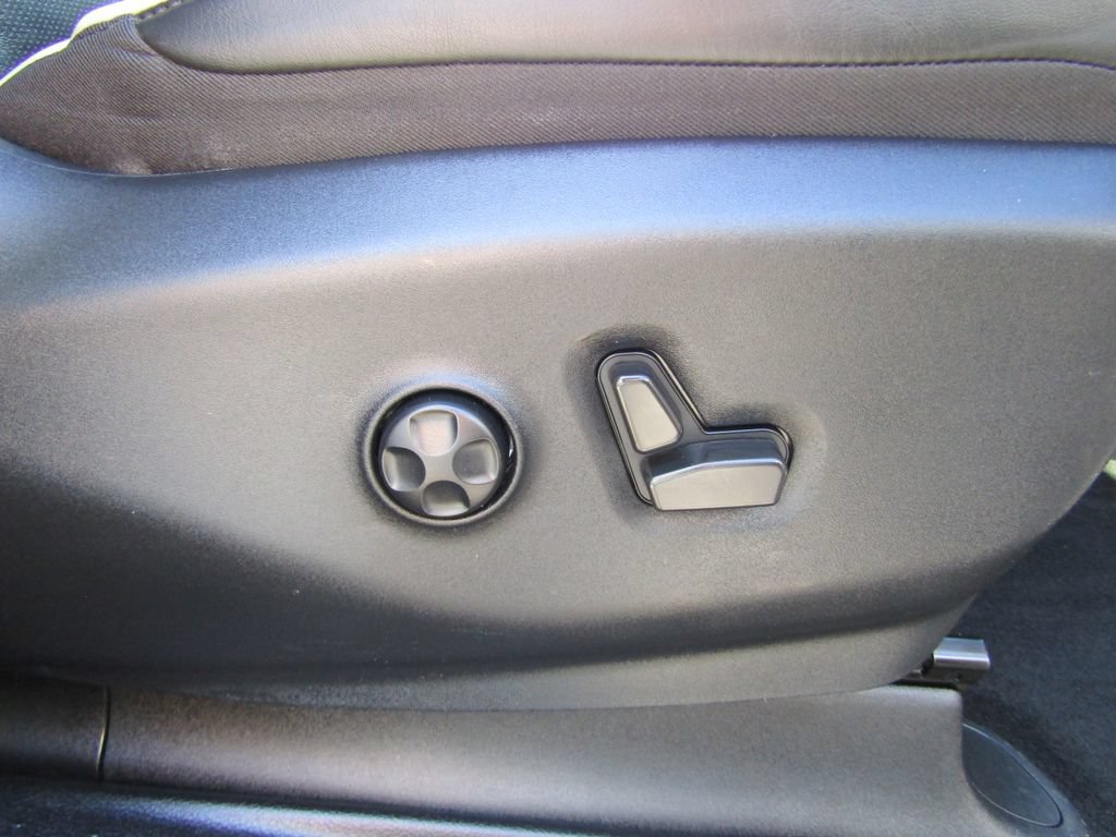 Used 2022 Chrysler Pacifica Limited w/ Uconnect Theater Family Group FWD image 39