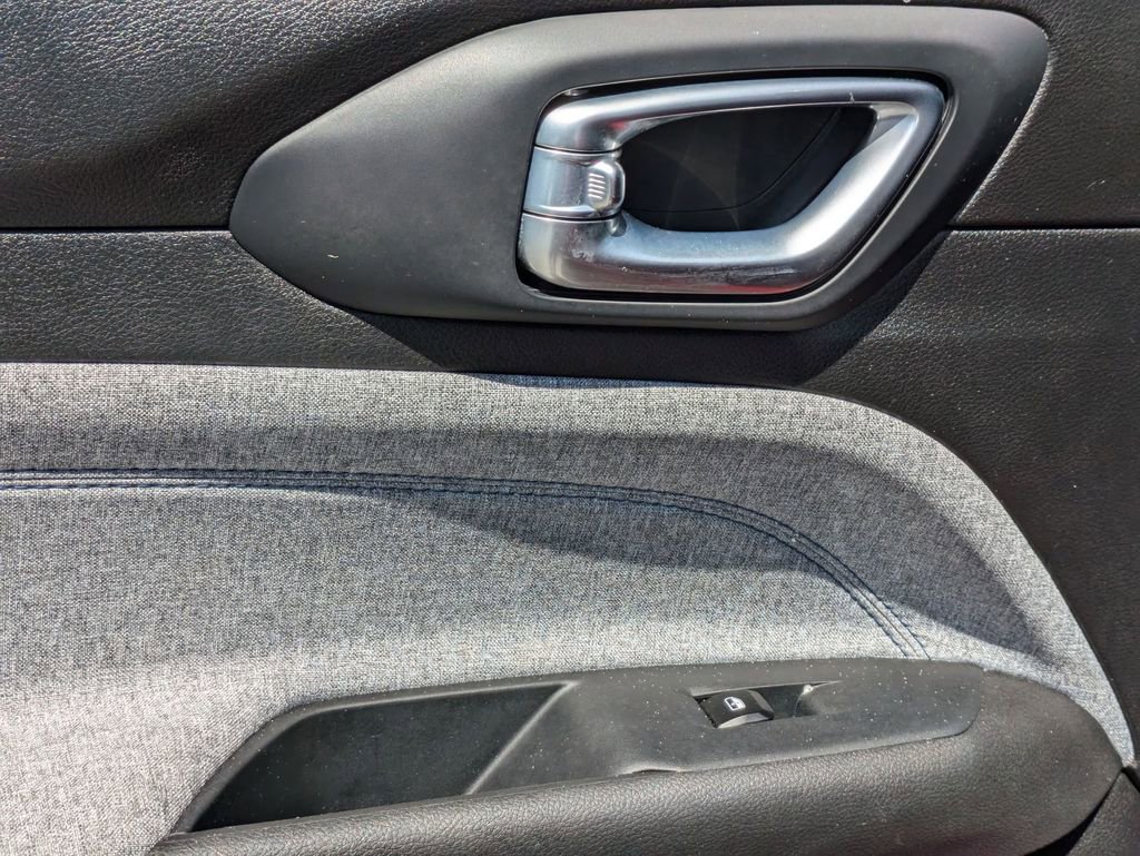 Used 2025 Jeep Compass Latitude image 27