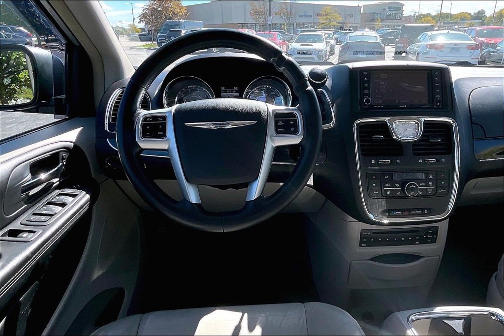 Used 2011 Chrysler Town & Country Limited FWD image 5