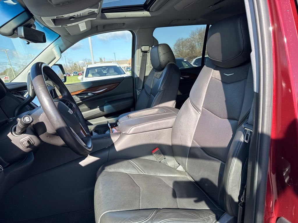 Used 2020 Cadillac Escalade Luxury w/ Escalade Sport Edition image 10