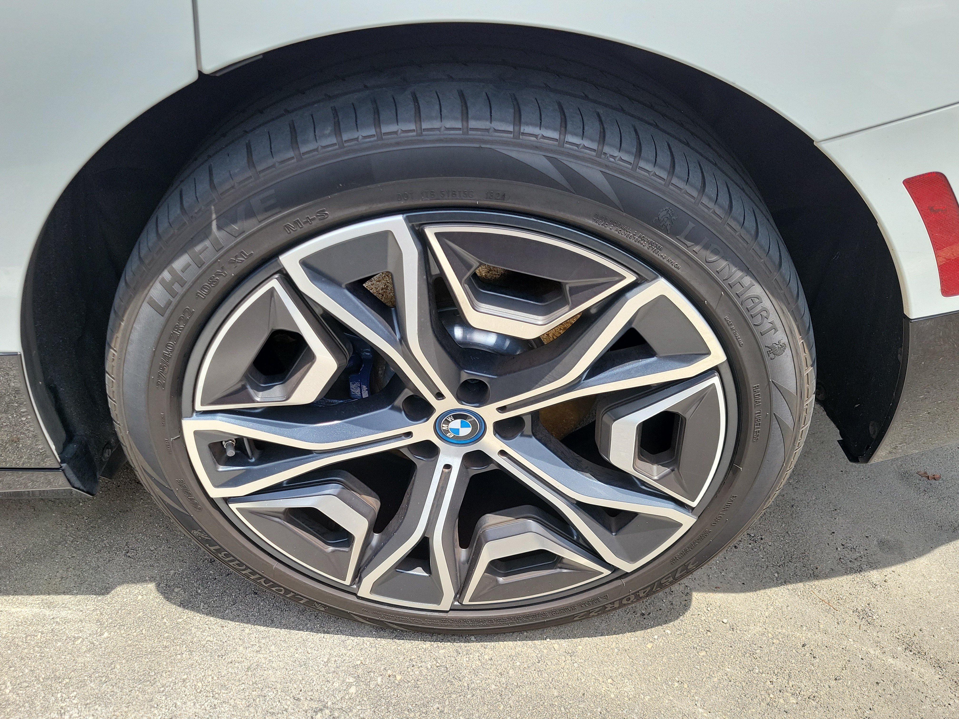 Used 2024 BMW iX xDrive50 w/ Sport Package AWD/4WD image 7