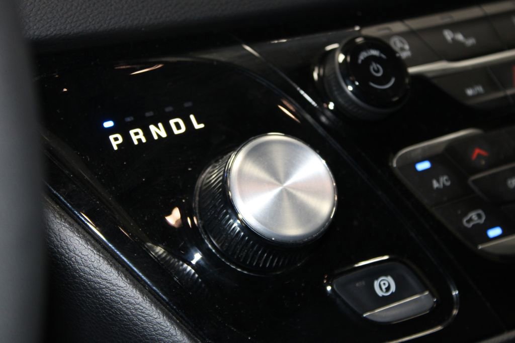 Used 2025 Chrysler Pacifica Select FWD image 48