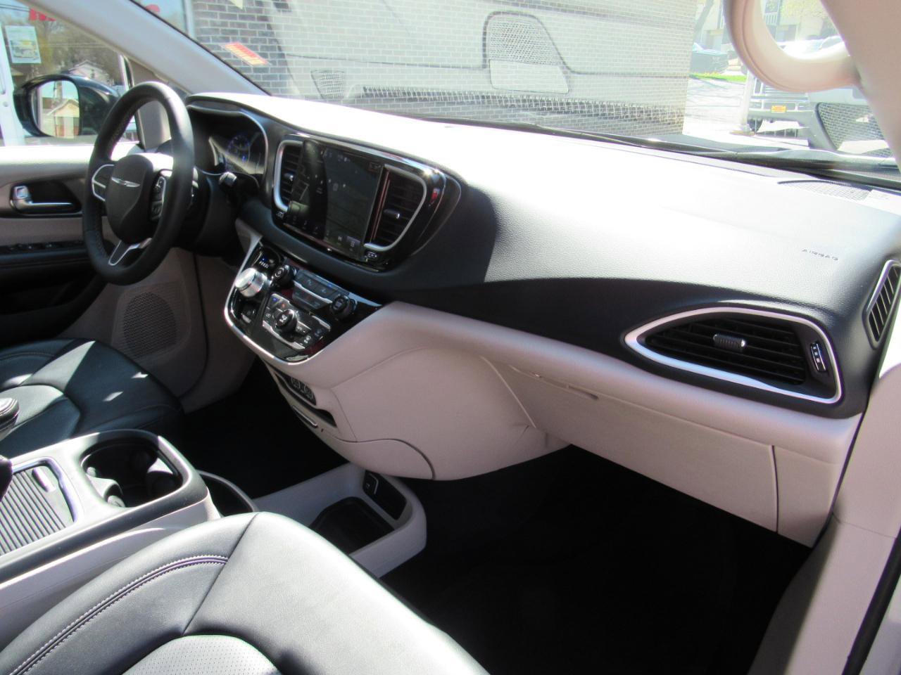 Used 2024 Chrysler Pacifica Touring-L FWD image 31