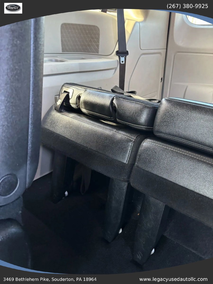 Used 2016 Chrysler Town & Country Touring FWD image 35
