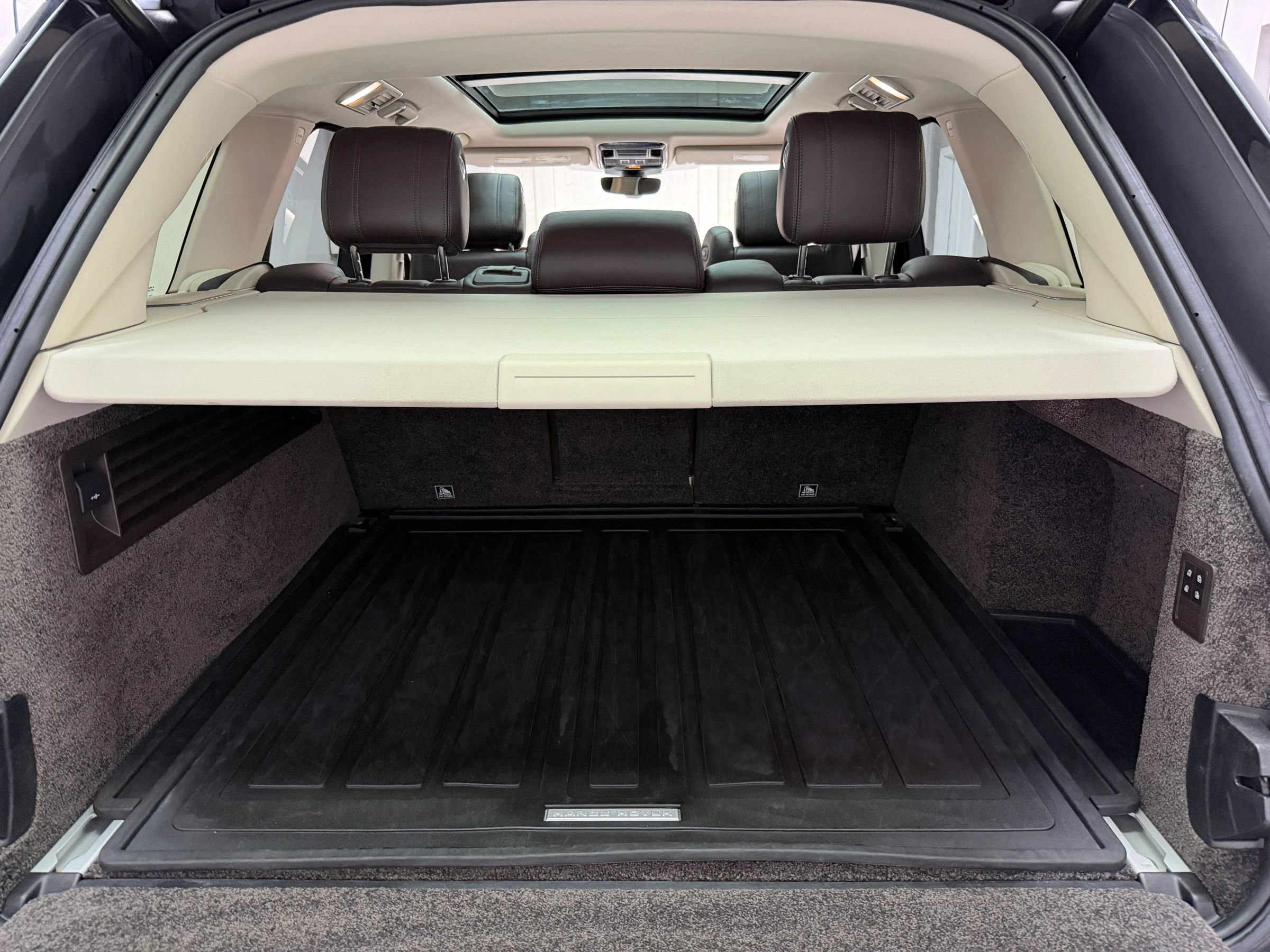 Used 2017 Land Rover Range Rover HSE image 18