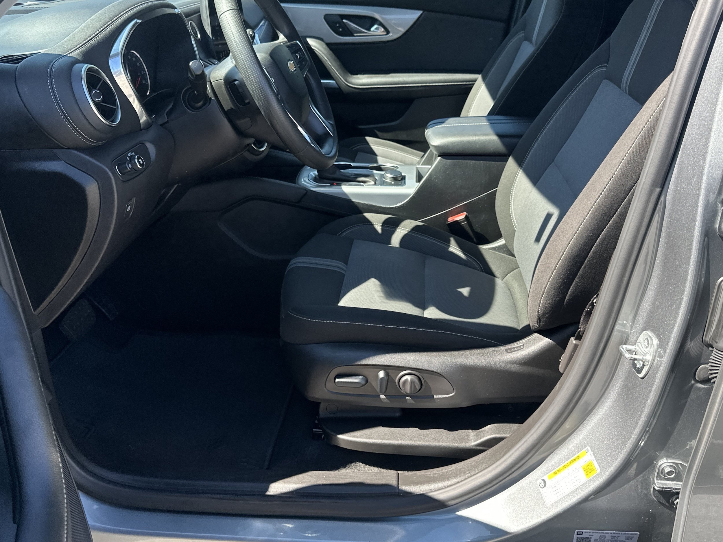Used 2025 Chevrolet Blazer LT FWD image 9