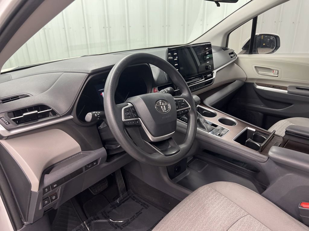 Used 2021 Toyota Sienna LE image 17