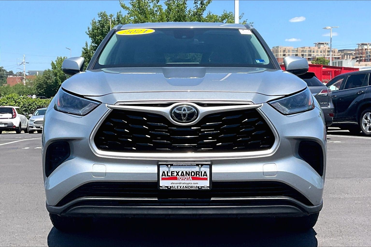 Used 2021 Toyota Highlander L AWD/4WD image 3
