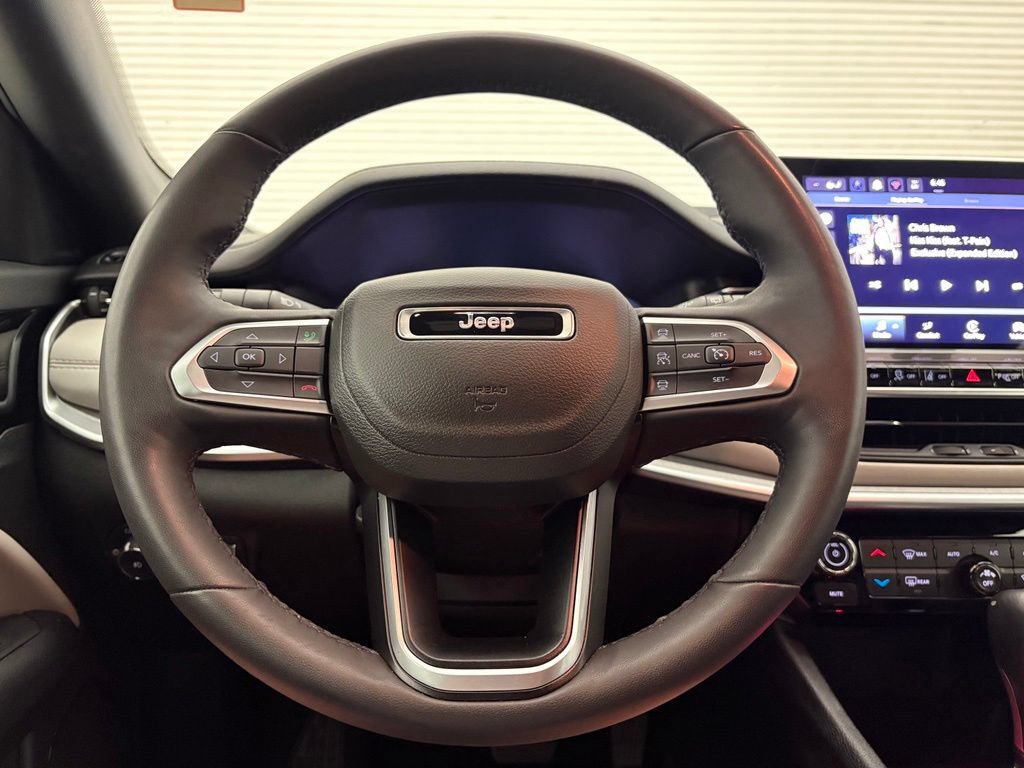 Used 2025 Jeep Compass Limited AWD/4WD image 3