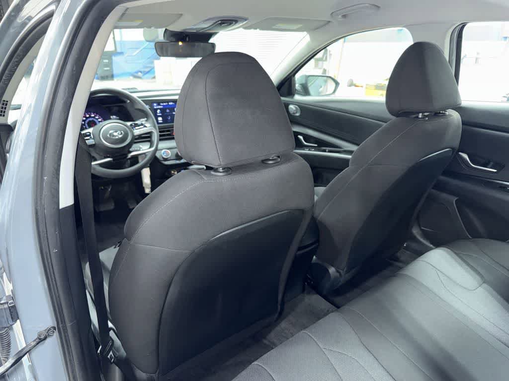 Used 2022 Hyundai Elantra SE FWD image 25