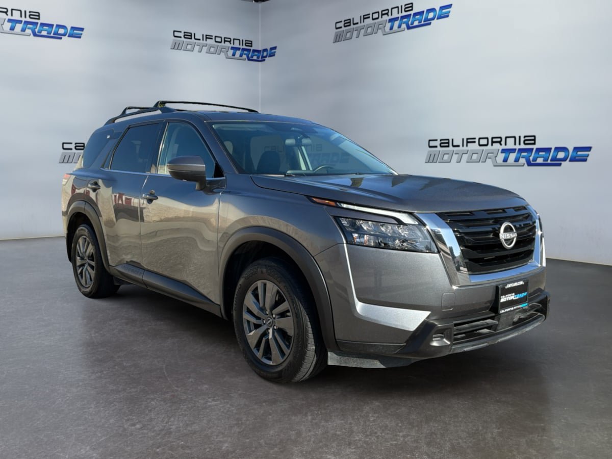 Used 2024 Nissan Pathfinder SV w/ SV Premium Package FWD image 3