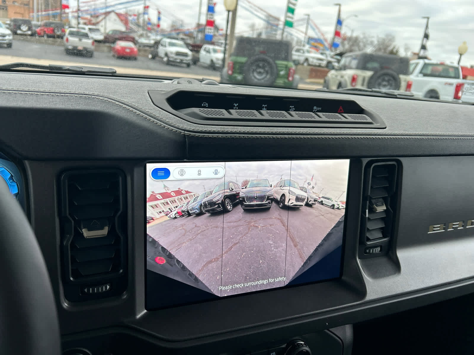 New 2025 Ford Bronco Badlands image 32