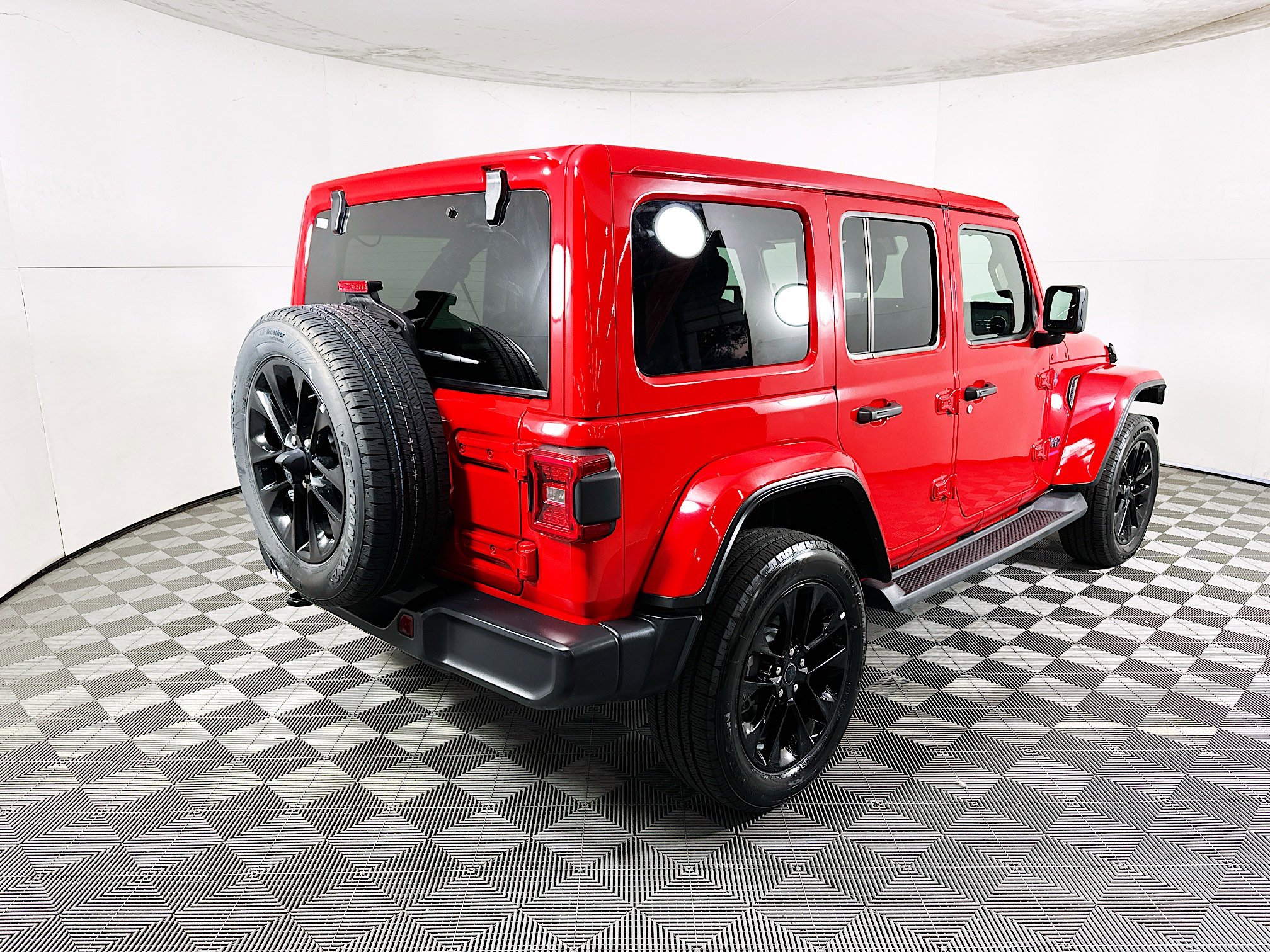 Used 2025 Jeep Wrangler Sahara image 3
