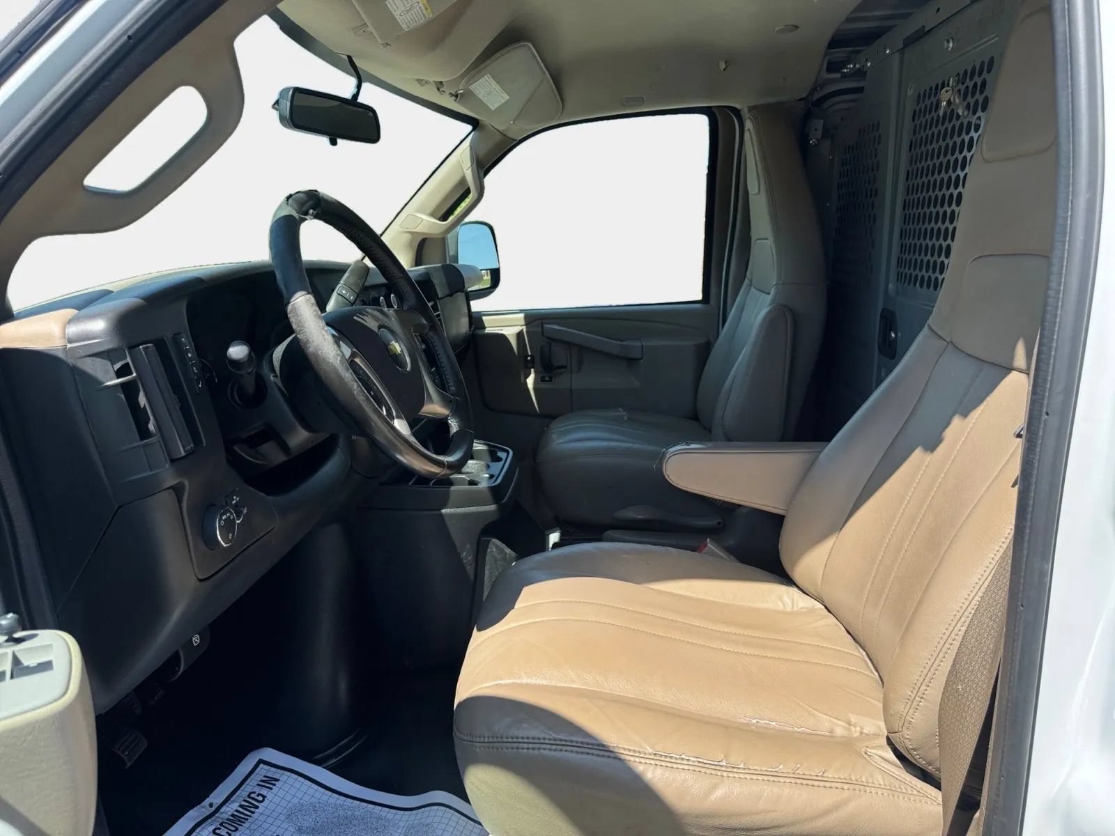 Used 2018 Chevrolet Express 2500 w/ Driver Convenience Package RWD image 9