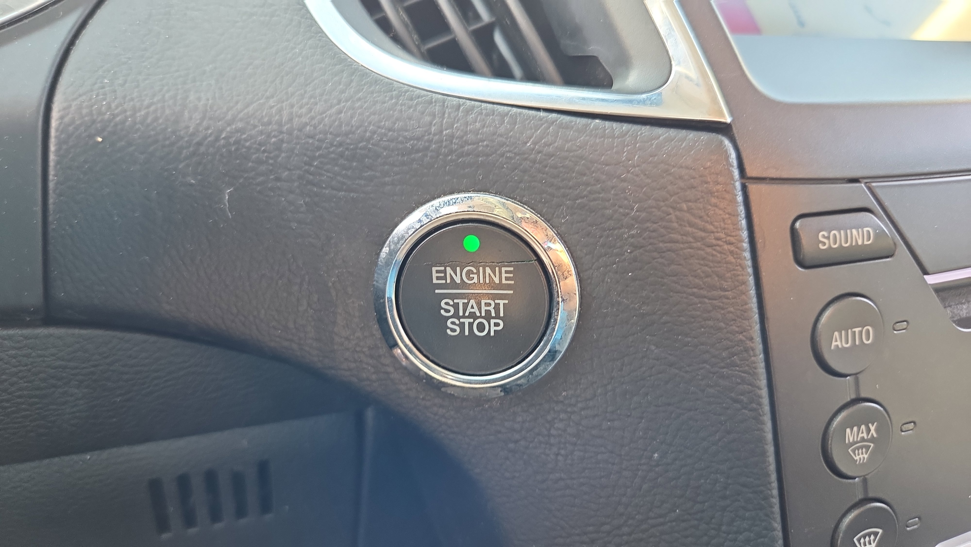 Used 2018 Ford Edge Titanium w/ Ford Safe & Smart Package FWD image 22