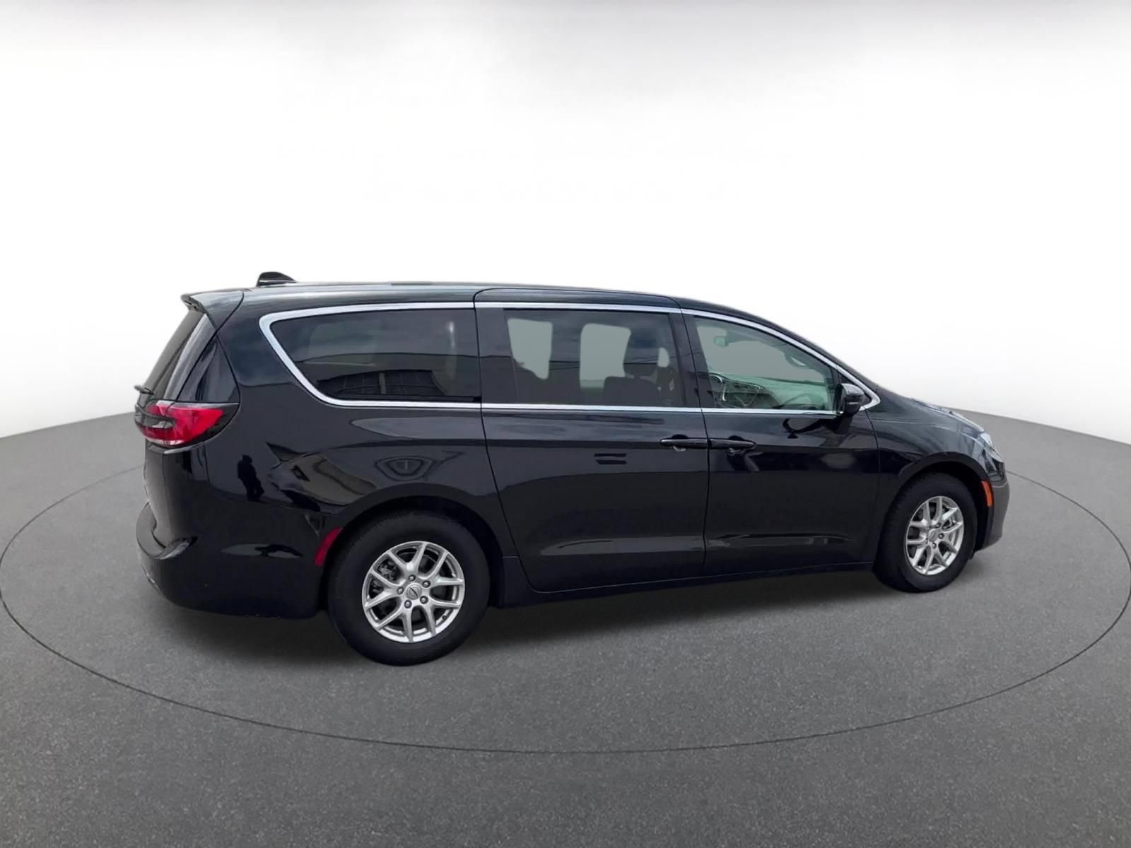Used 2024 Chrysler Pacifica Touring-L FWD image 14