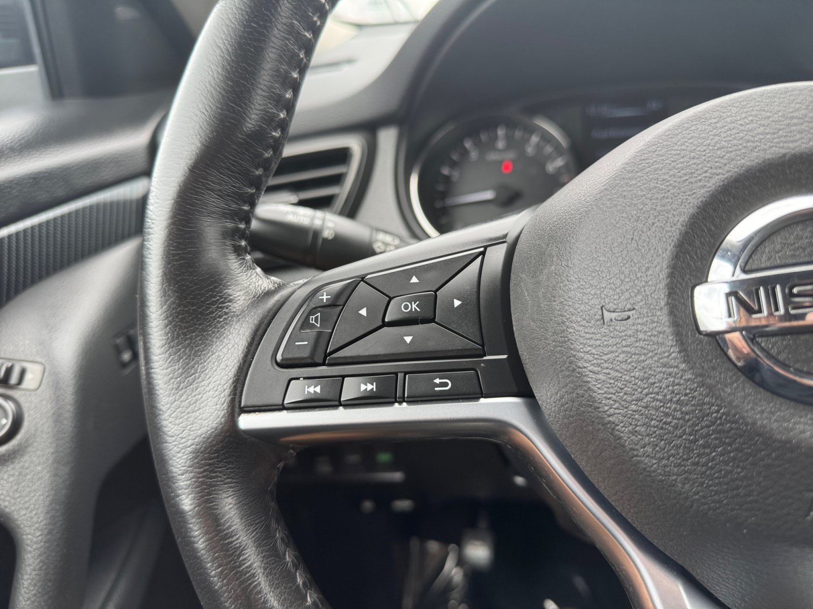 Used 2017 Nissan Rogue SL AWD/4WD image 28