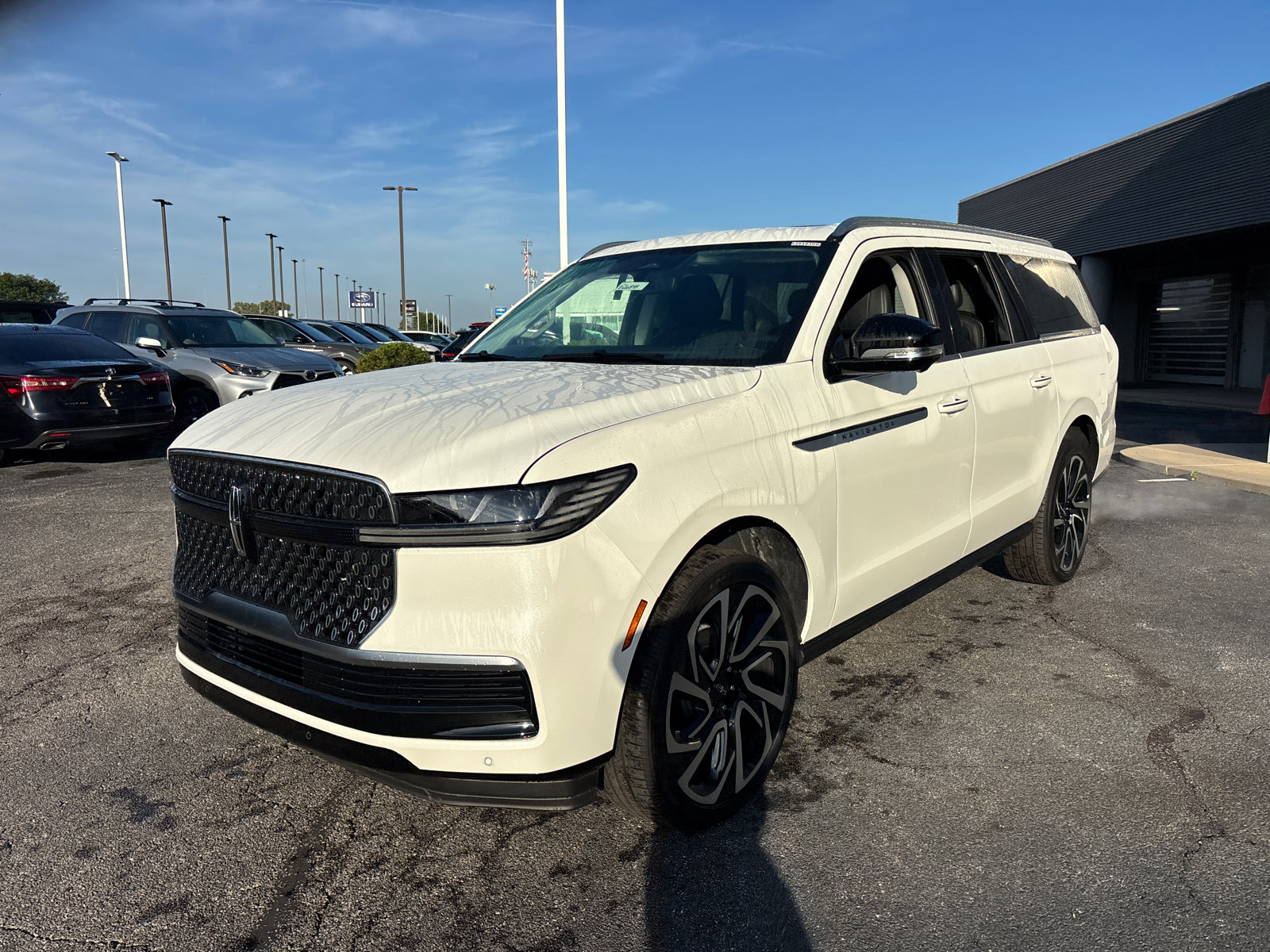 New 2026 Lincoln Navigator L Reserve AWD/4WD image 3