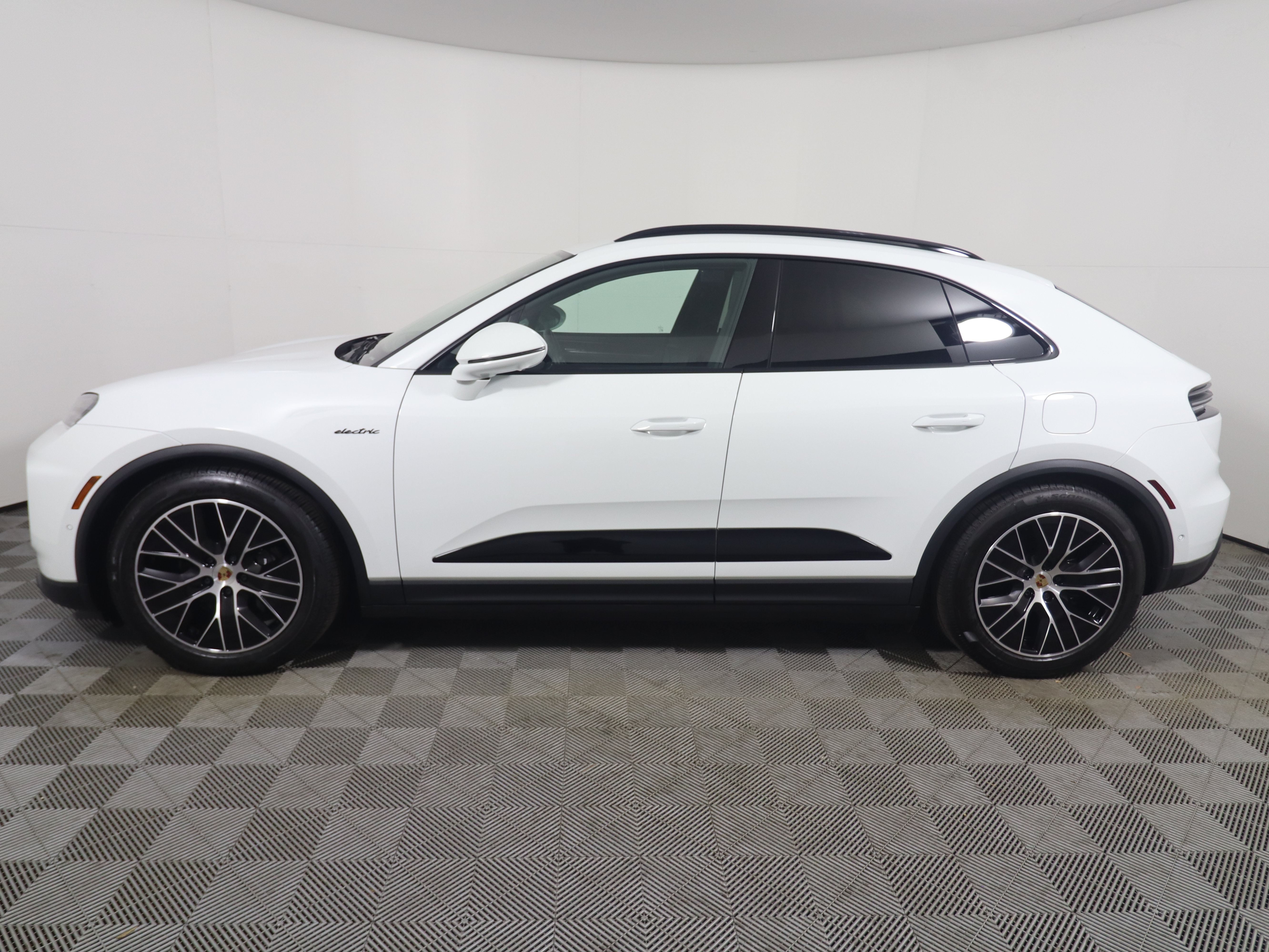 Used 2025 Porsche Macan 4 Electric AWD/4WD image 2