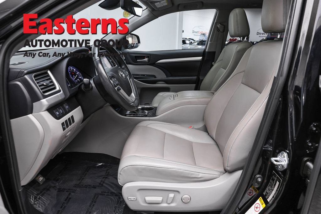 Used 2019 Toyota Highlander XLE AWD/4WD image 14
