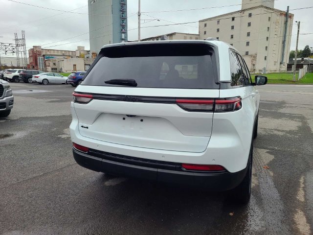 Used 2023 Jeep Grand Cherokee Altitude AWD/4WD image 8