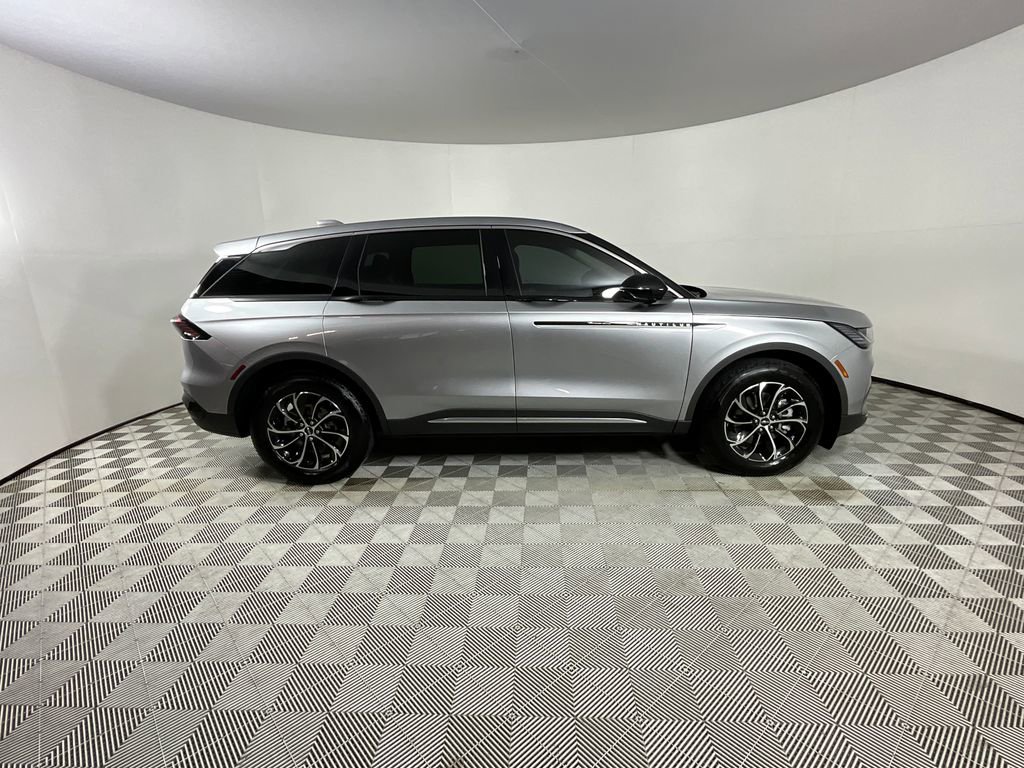 Used 2025 Lincoln Nautilus Premier AWD/4WD image 5