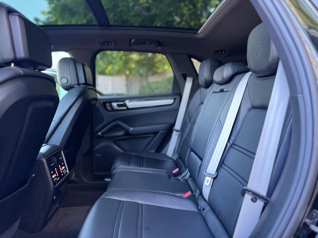 Used 2023 Porsche Cayenne Platinum Edition AWD/4WD image 23