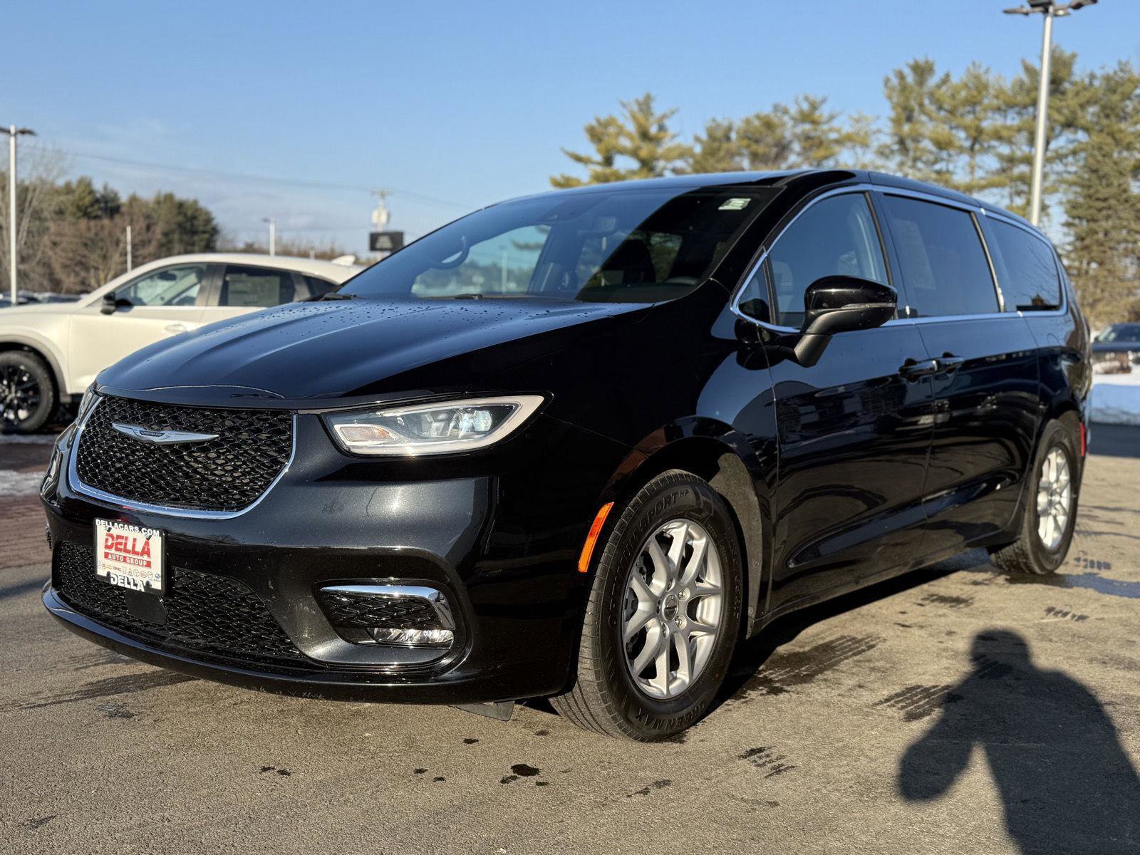 Used 2023 Chrysler Pacifica Touring image 9