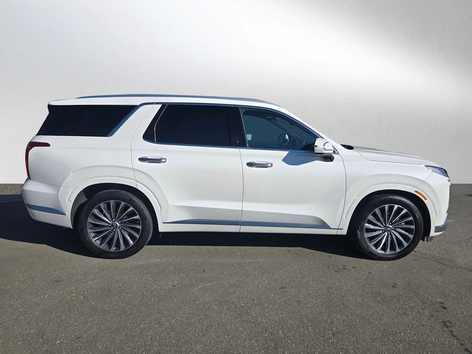 Used 2024 Hyundai Palisade Calligraphy image 2