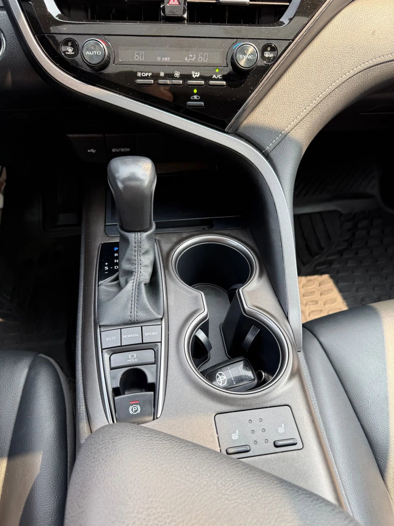 Used 2023 Toyota Camry SE w/ Cold Weather Package image 23