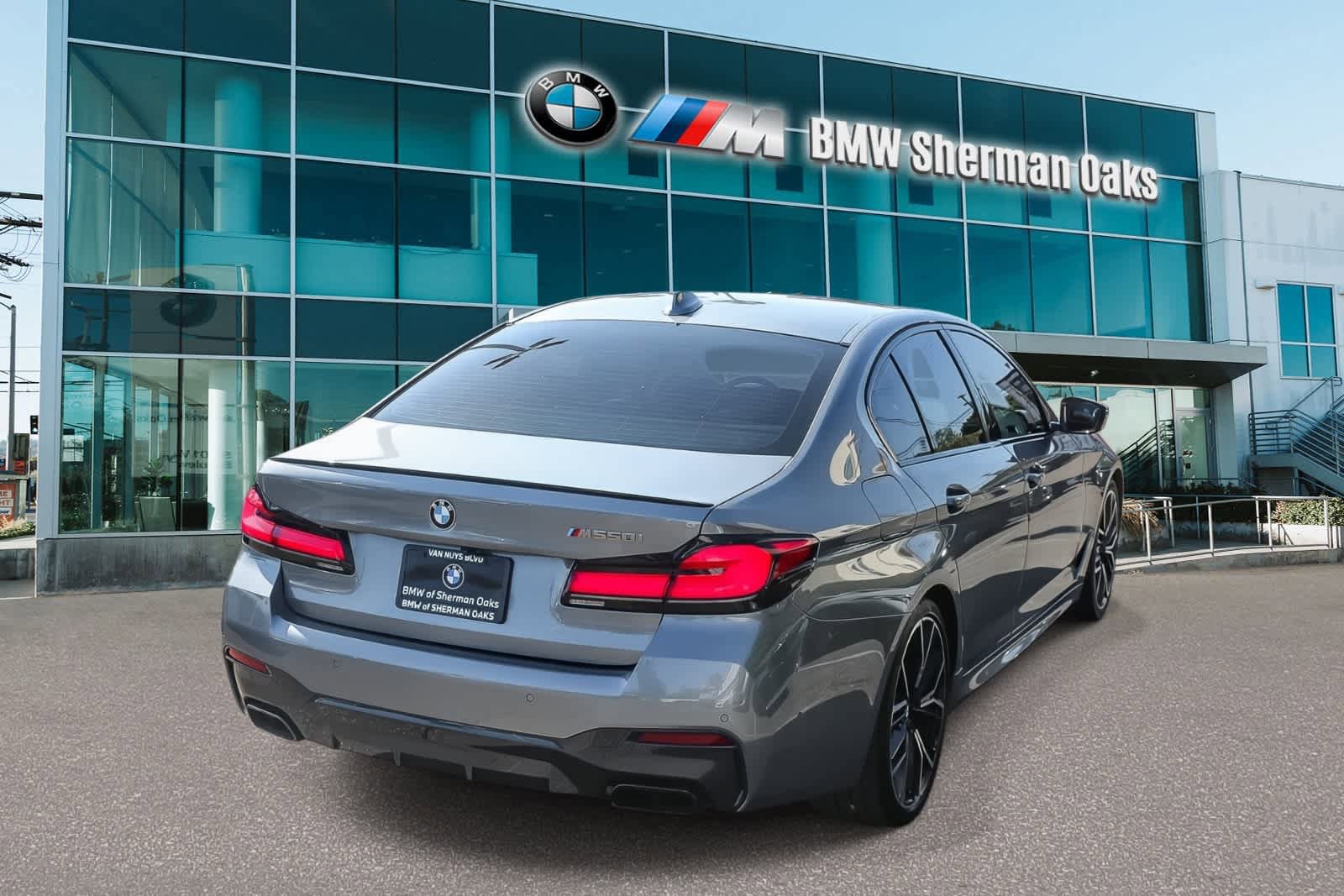 Used 2023 BMW M550i xDrive w/ Executive Package AWD/4WD image 4