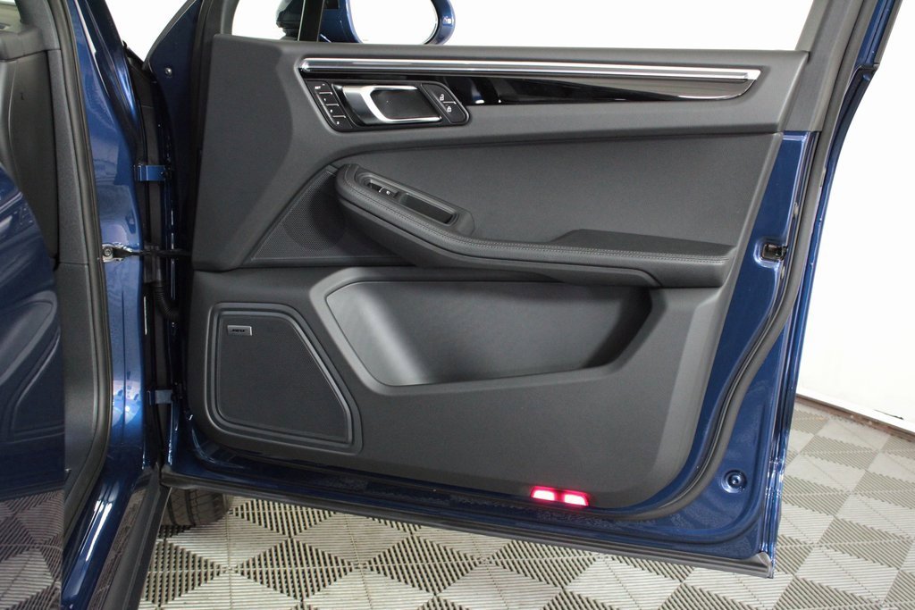 Used 2025 Porsche Macan image 38