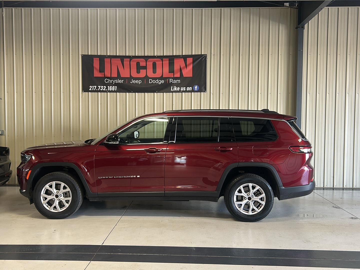 Used 2022 Jeep Grand Cherokee L Limited AWD/4WD image 2