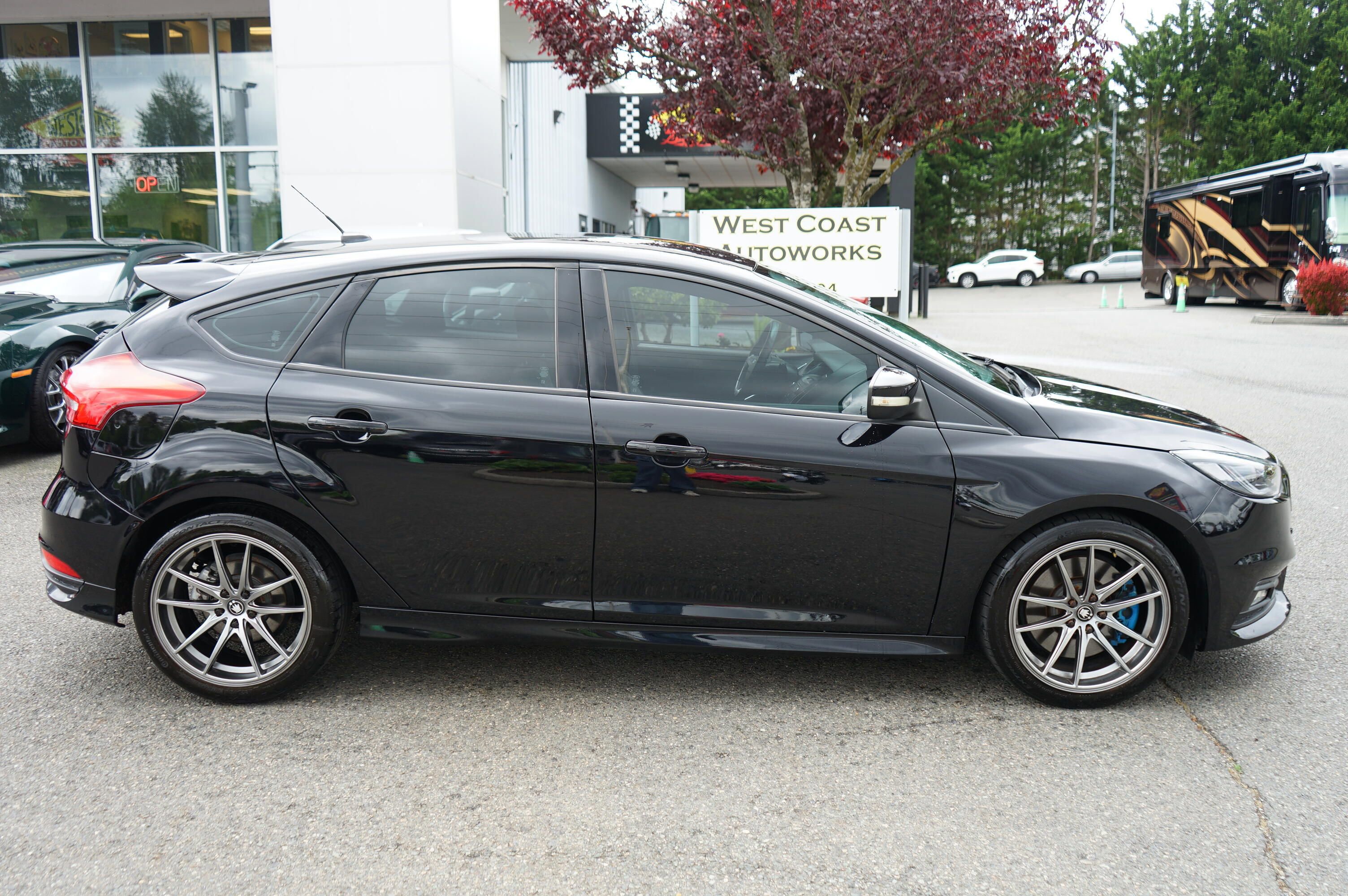 Used 2018 Ford Focus ST FWD image 6