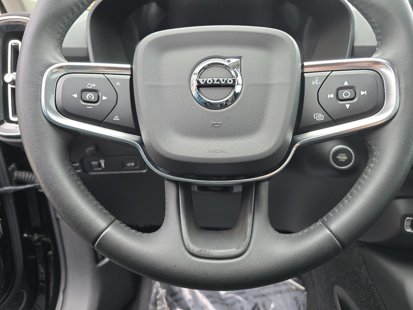 Used 2021 Volvo XC40 T5 Momentum w/ Premium Package image 34