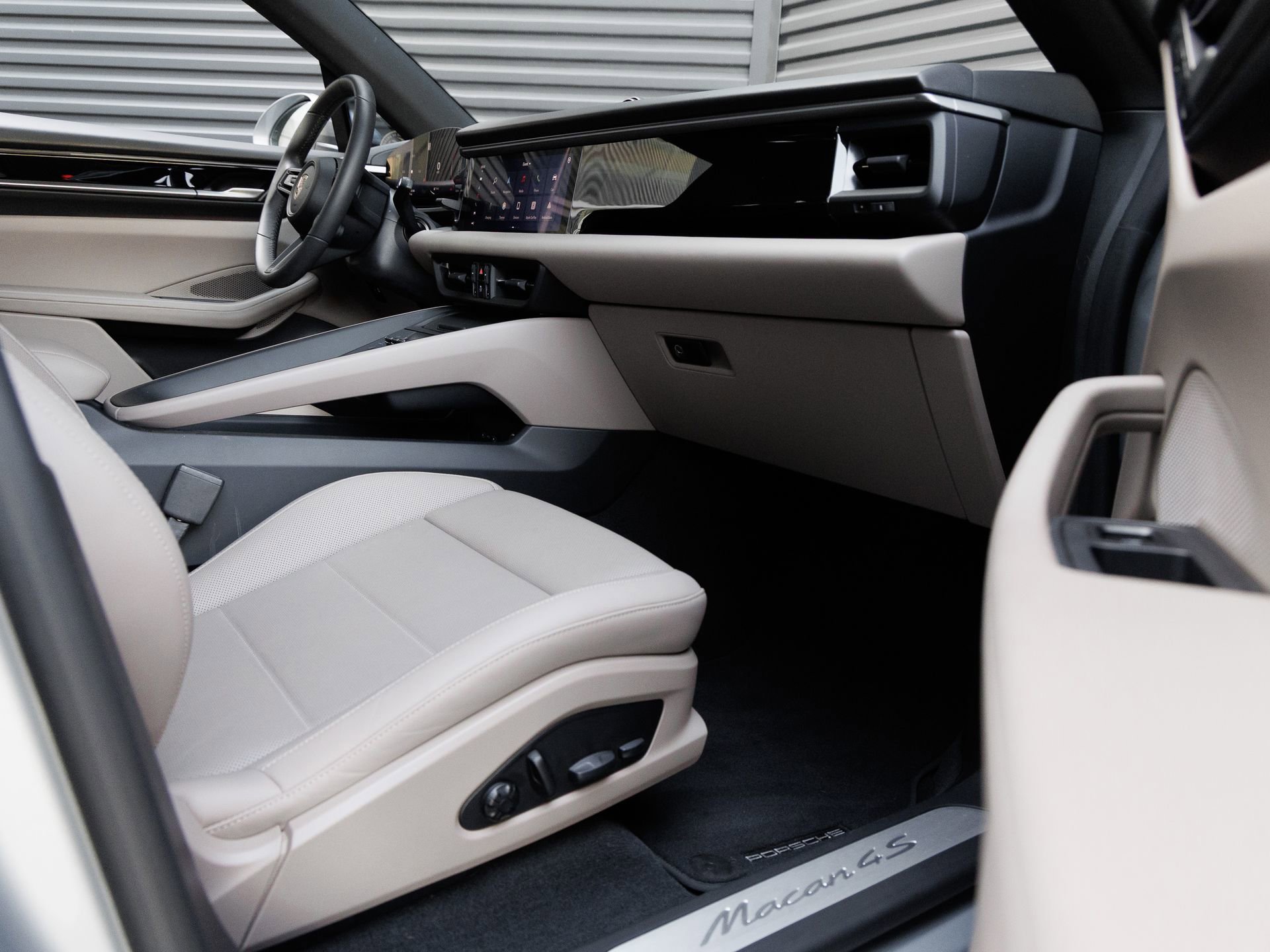 Certified 2025 Porsche Macan 4S Electric AWD/4WD image 36