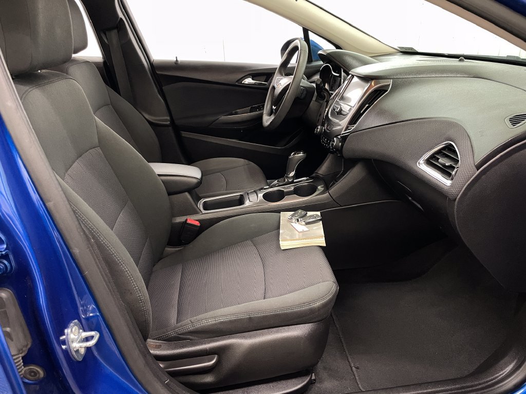 Used 2018 Chevrolet Cruze LT w/ Convenience Package FWD image 32