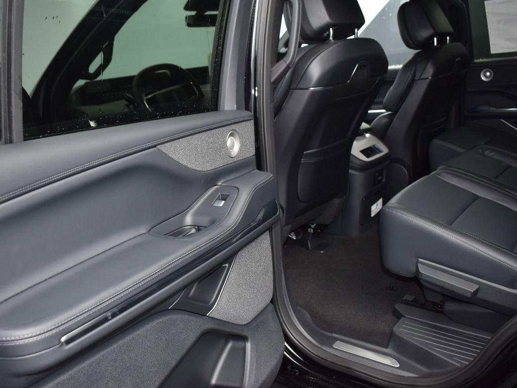 New 2026 Lincoln Navigator Reserve w/ Jet Appearance Package AWD/4WD image 12