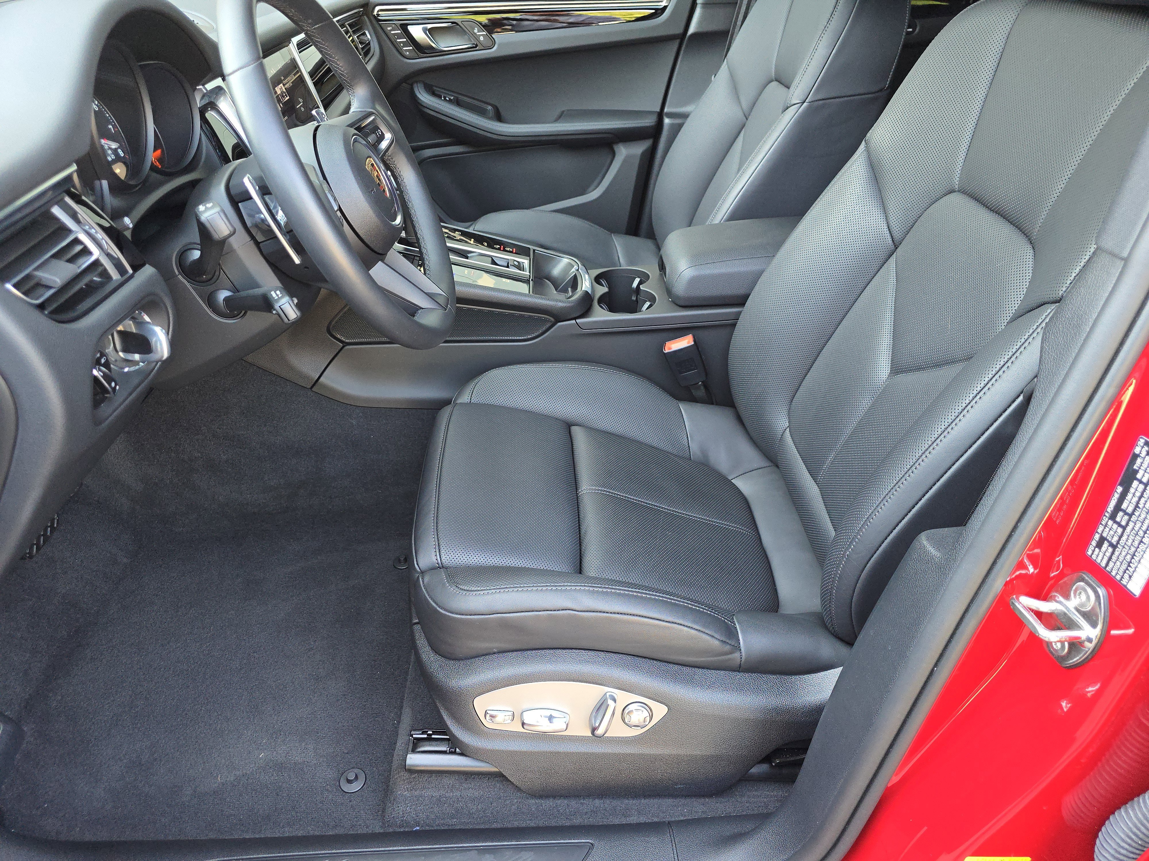 Certified 2025 Porsche Macan image 5