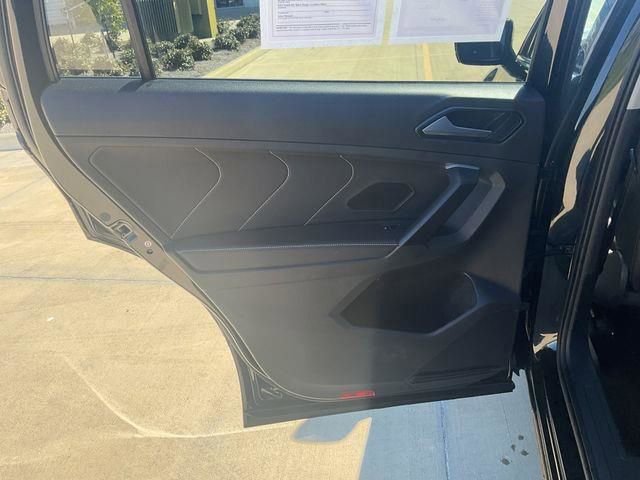 Used 2024 Volkswagen Tiguan SE image 23