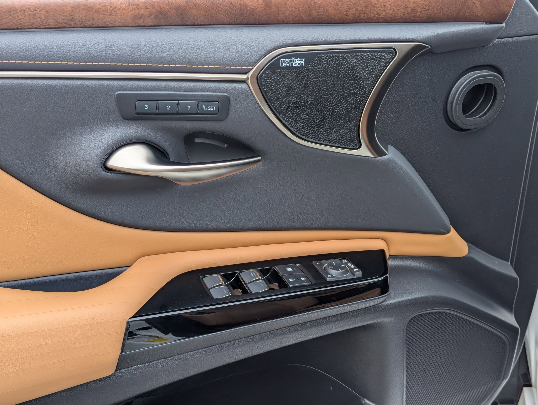 Used 2022 Lexus ES 300h Ultra Luxury image 12