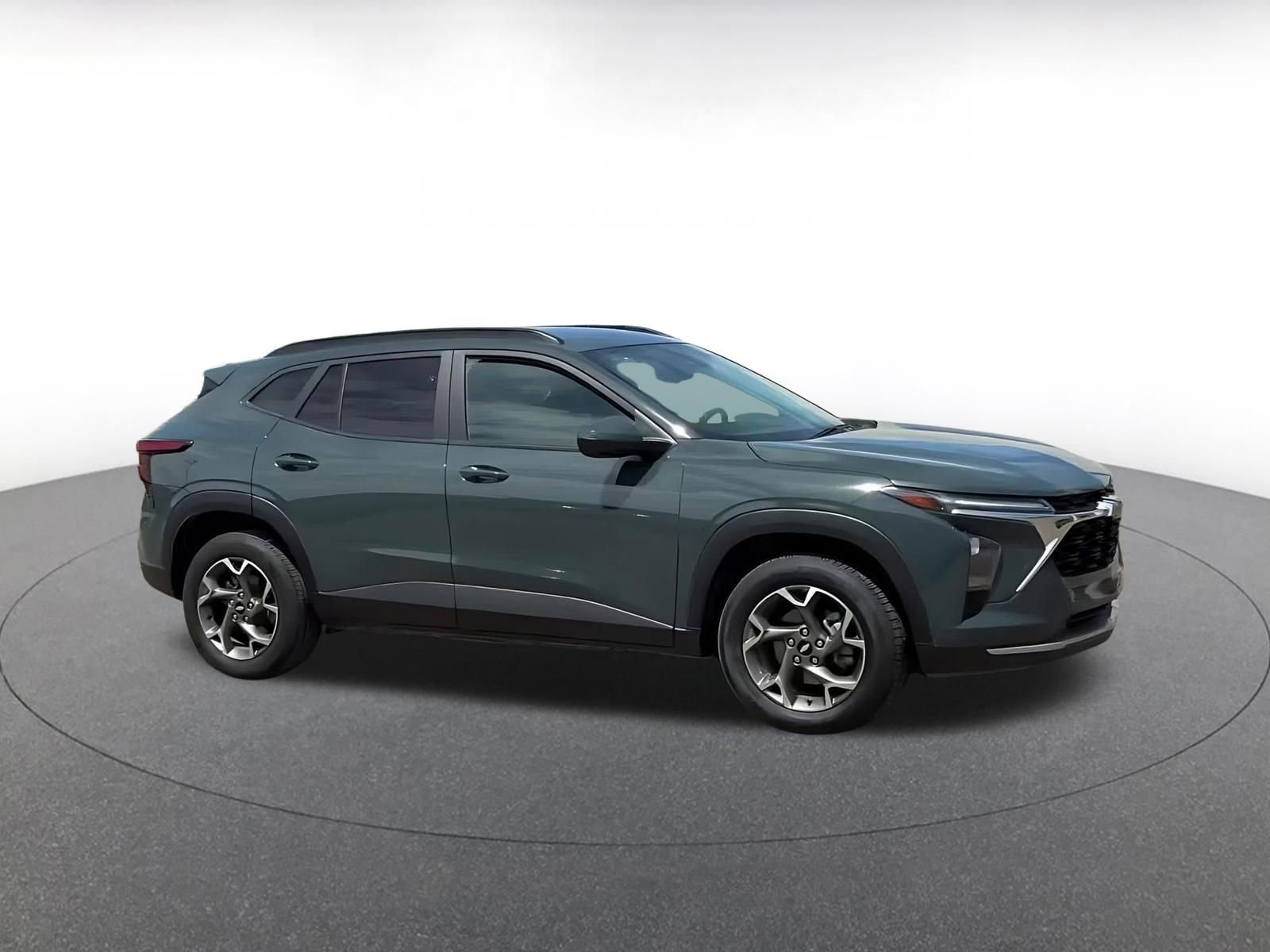 Used 2025 Chevrolet Trax LT image 2