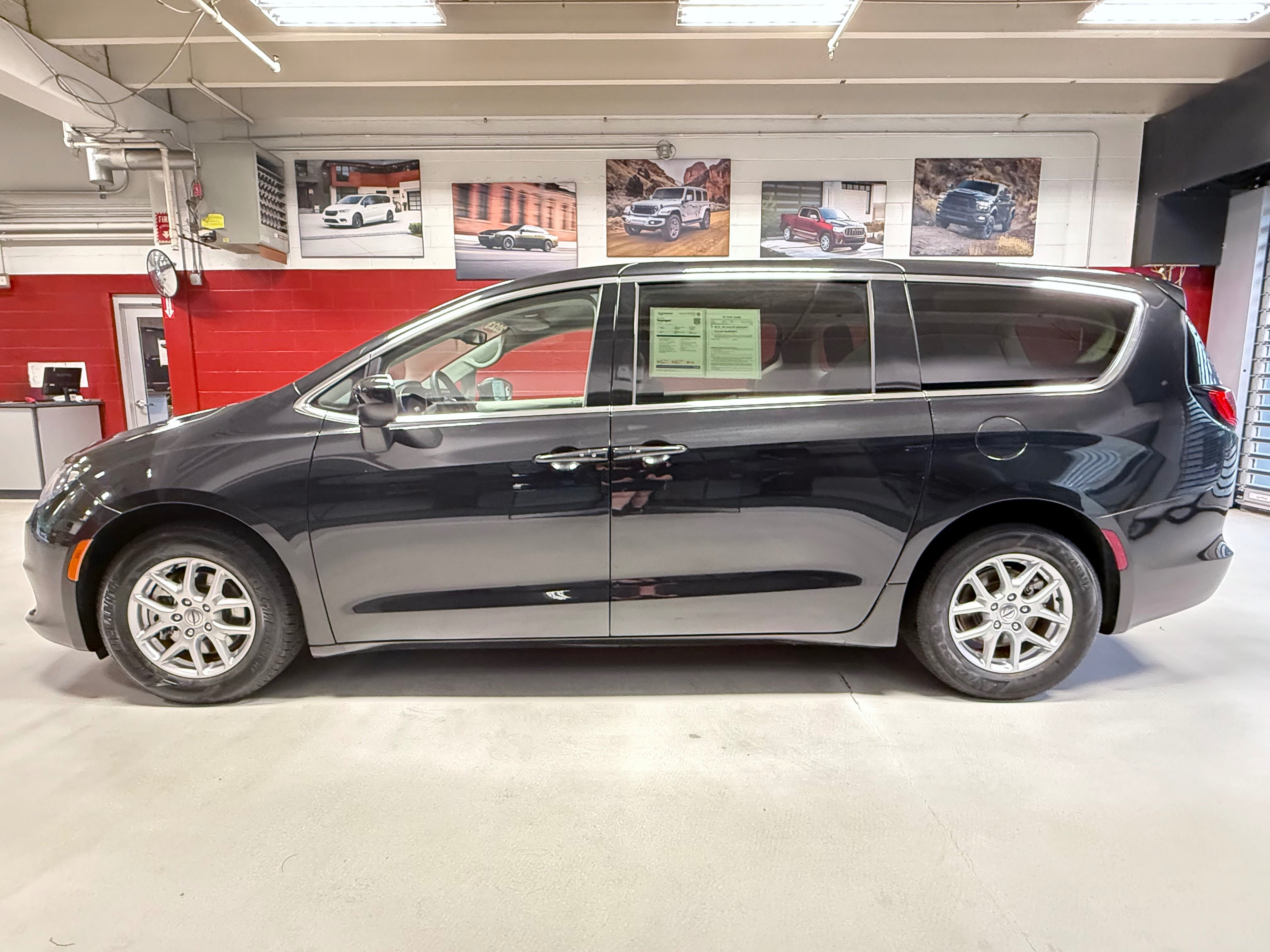 Used 2023 Chrysler Voyager LX FWD image 2